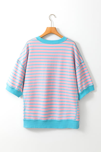 Rosa gestreiftes Oversize-T-Shirt mit Kontrastbesatz und sichtbaren Nähten, High Low