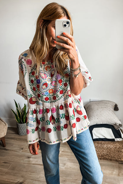 Weiße Bluse mit Rundhalsausschnitt und Rüschenbesatz im Boho-Stil mit Blumenmuster