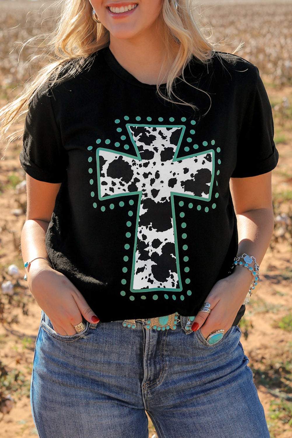 Schwarzes T-Shirt mit Tiermuster und Kreuzgrafik
