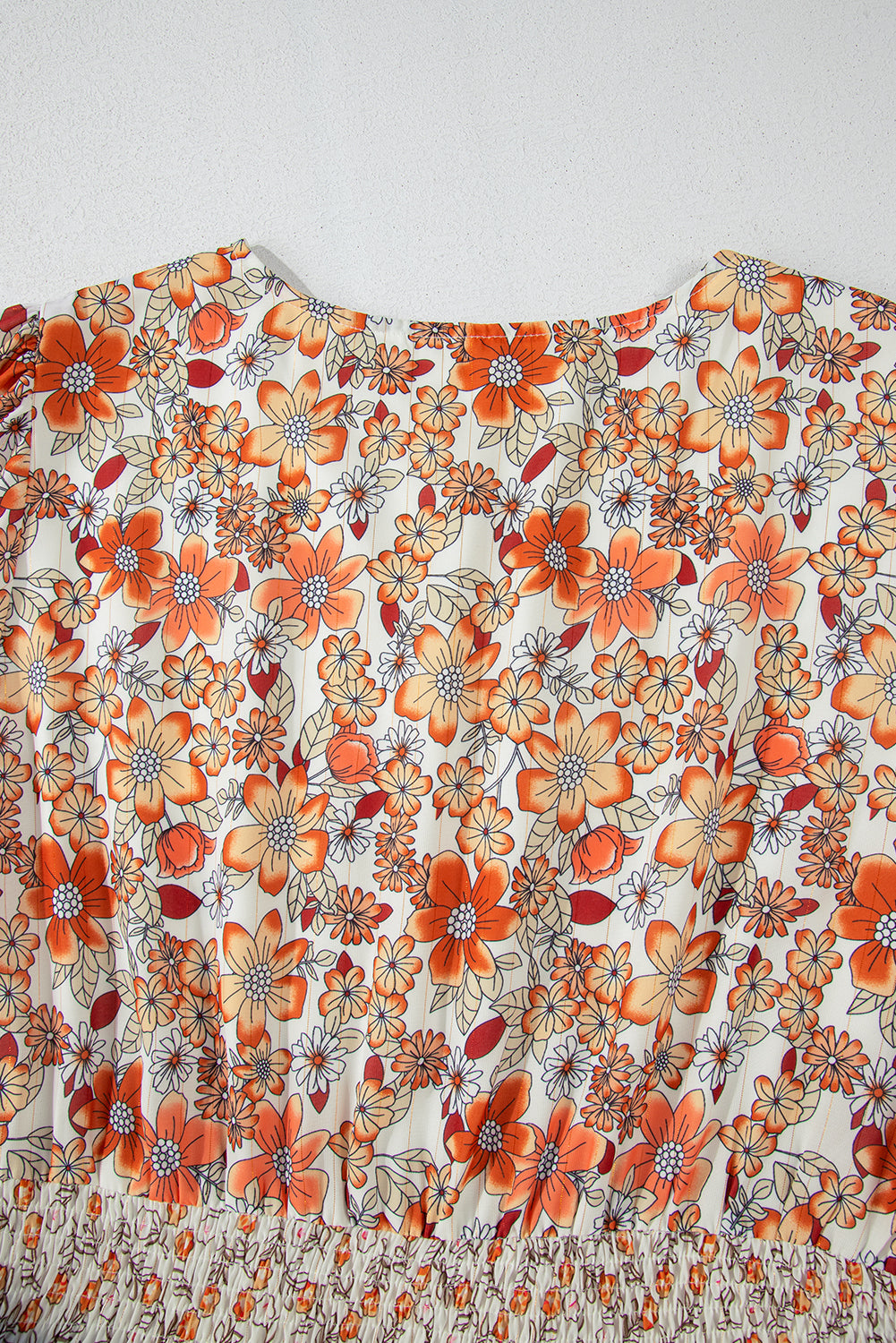 Khakifarbenes Maxikleid mit Blumenmuster und Rüschen in Übergröße