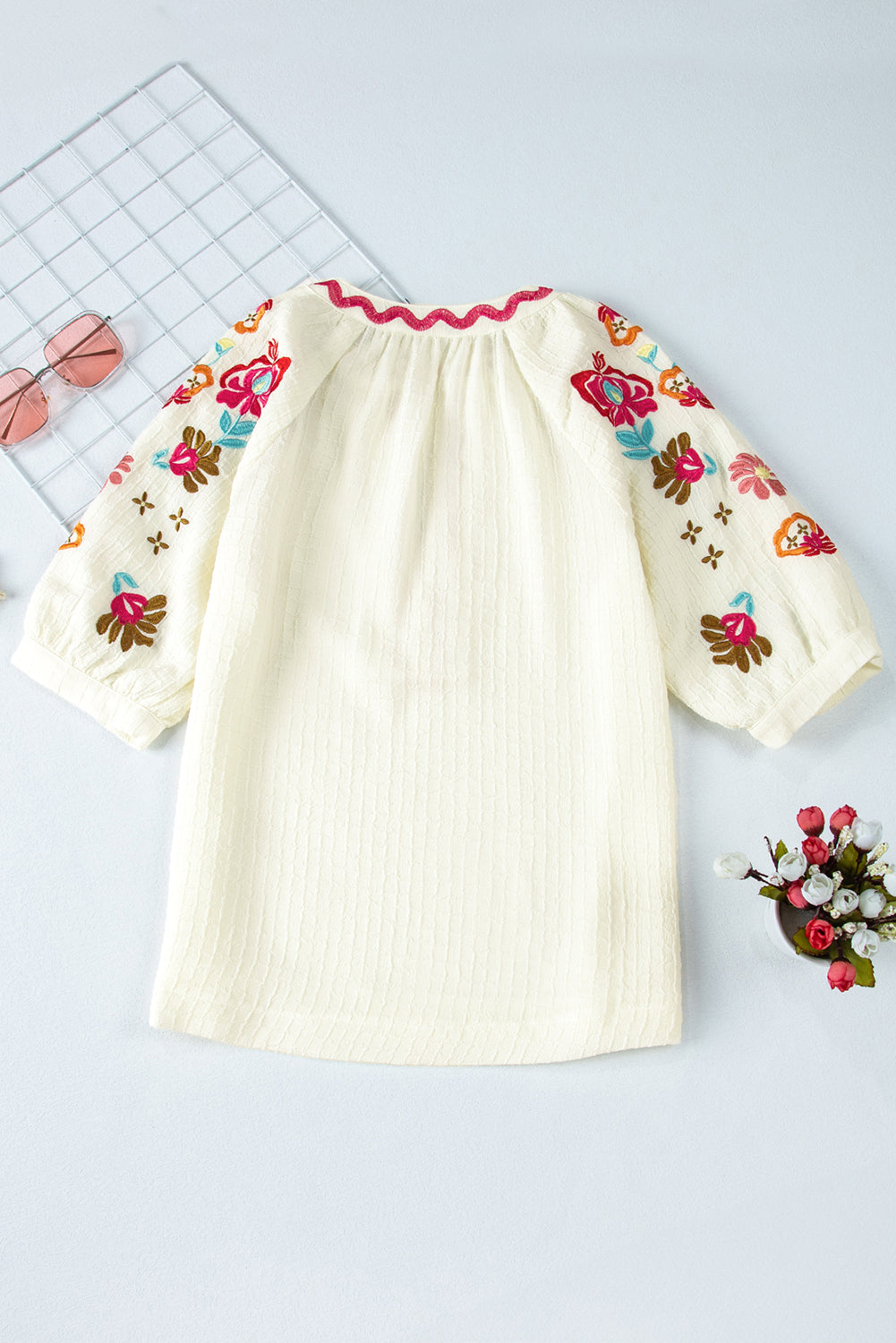 Beigefarbene Bluse mit floraler Stickerei und strukturierten Puffärmeln im Ricrac-Stil