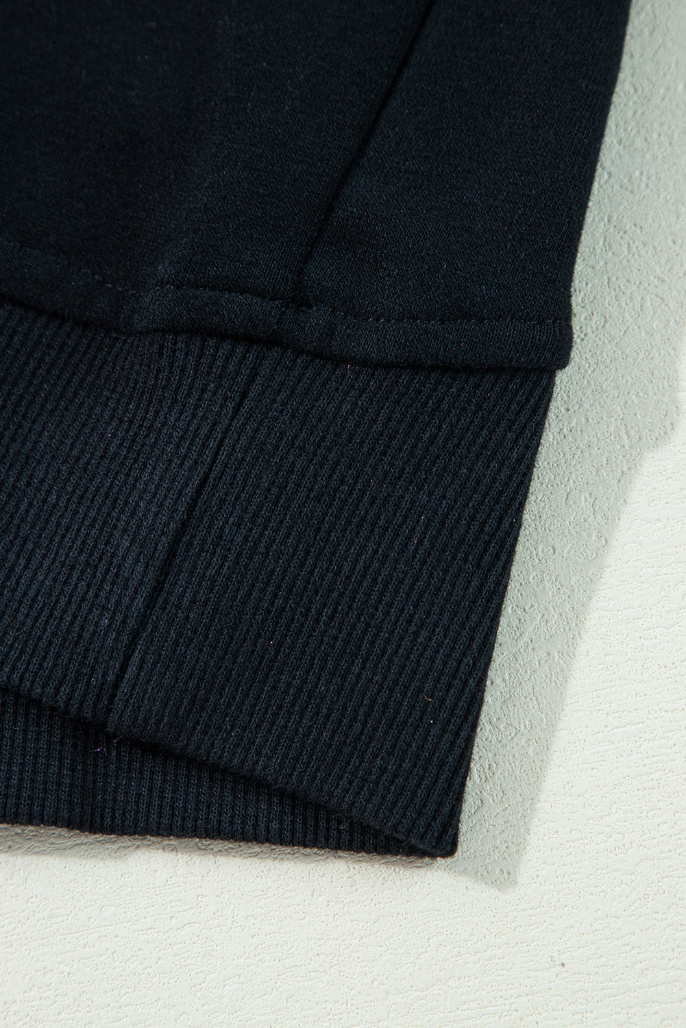 Schwarzes Sweatshirt mit Viertelreißverschluss, Stehkragen und Kängurutasche