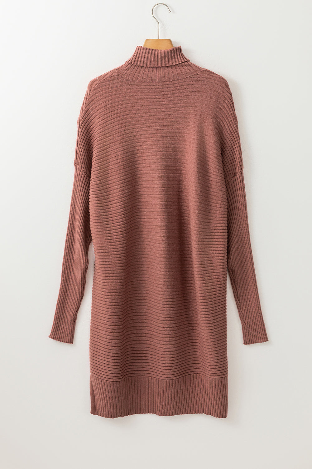 Mineralroter Rollkragenpullover aus Rippstrick