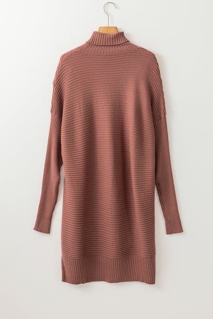 Mineralroter Rollkragenpullover aus Rippstrick