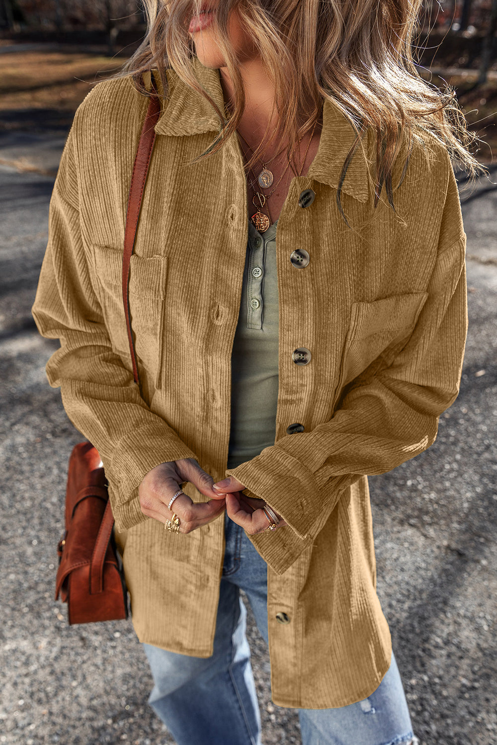 Hellbeige Cord-Shacket mit aufgesetzten Taschen und Knopfleiste