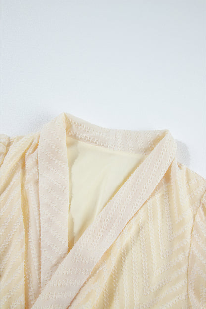 Aprikosenfarbenes Minikleid mit V-Ausschnitt, transparenten Puffärmeln und Knoten