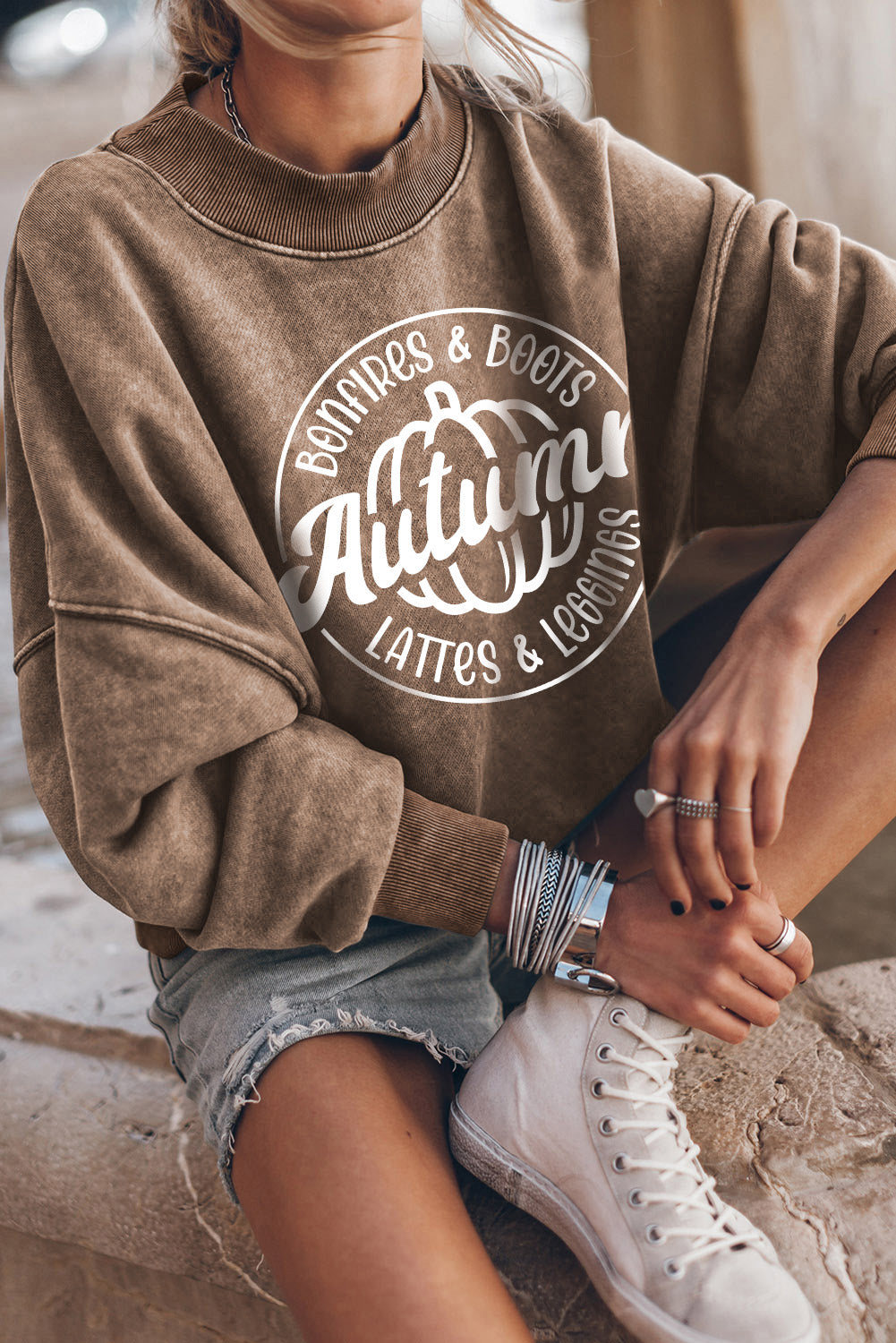 Braunes Sweatshirt mit lockerem, überschnittenen Schultern und Kürbis-Print im Herbststil