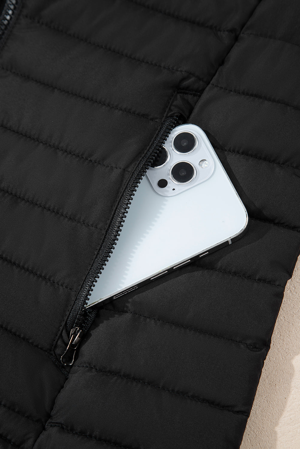 Schwarze, einfarbige Steppjacke mit Reißverschluss