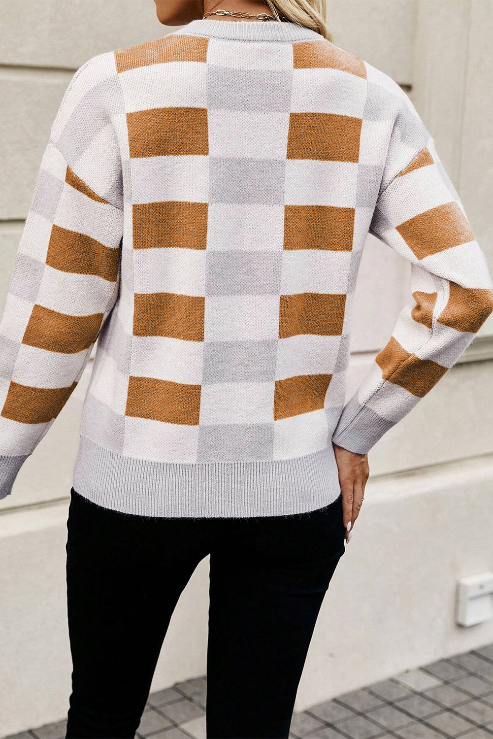Khakifarbener Pullover mit Karomuster und geripptem Rand, Rundhalsausschnitt und überschnittenen Schultern