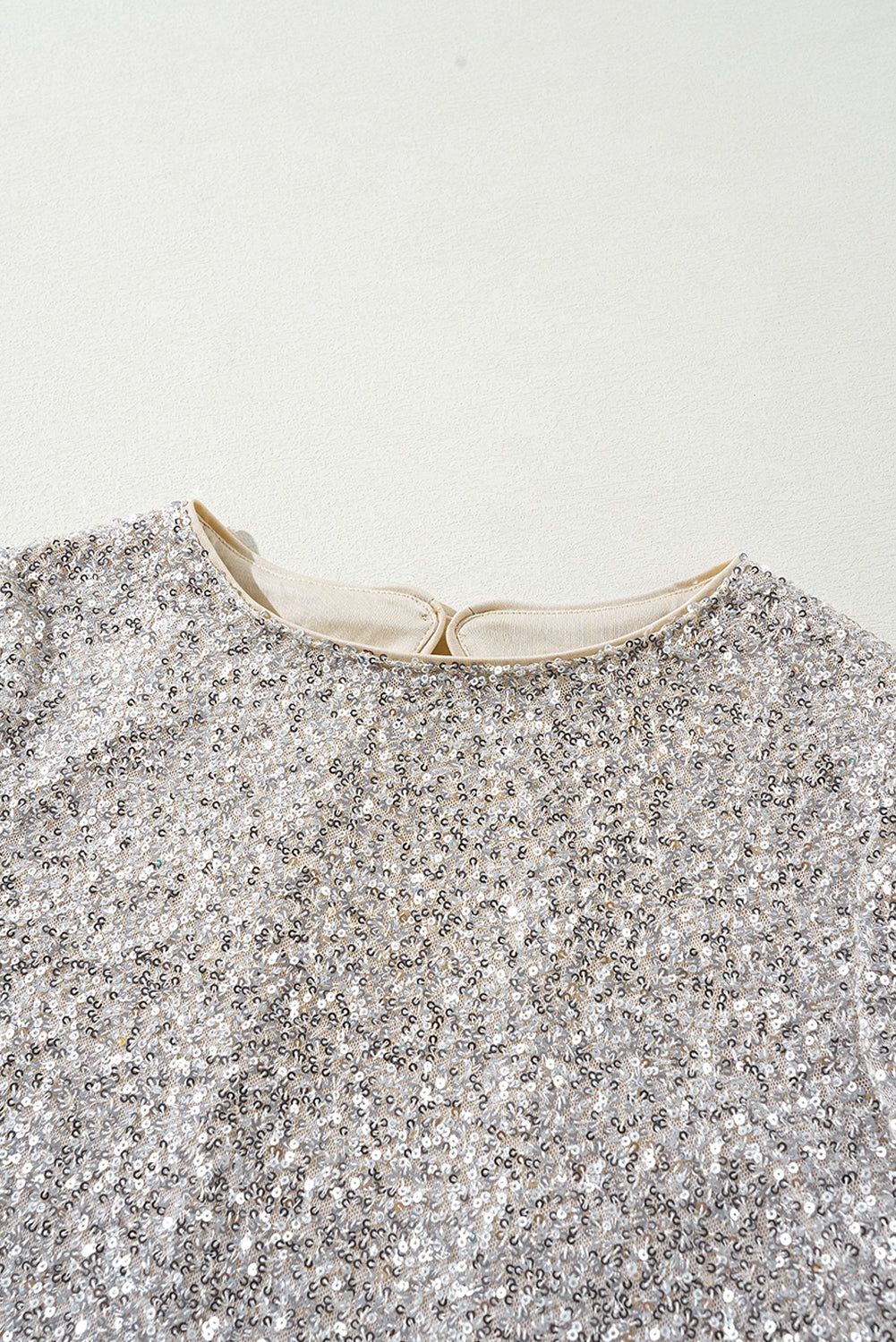 Silberne Bluse mit Pailletten, Puffärmeln und Cut-Out am Rücken