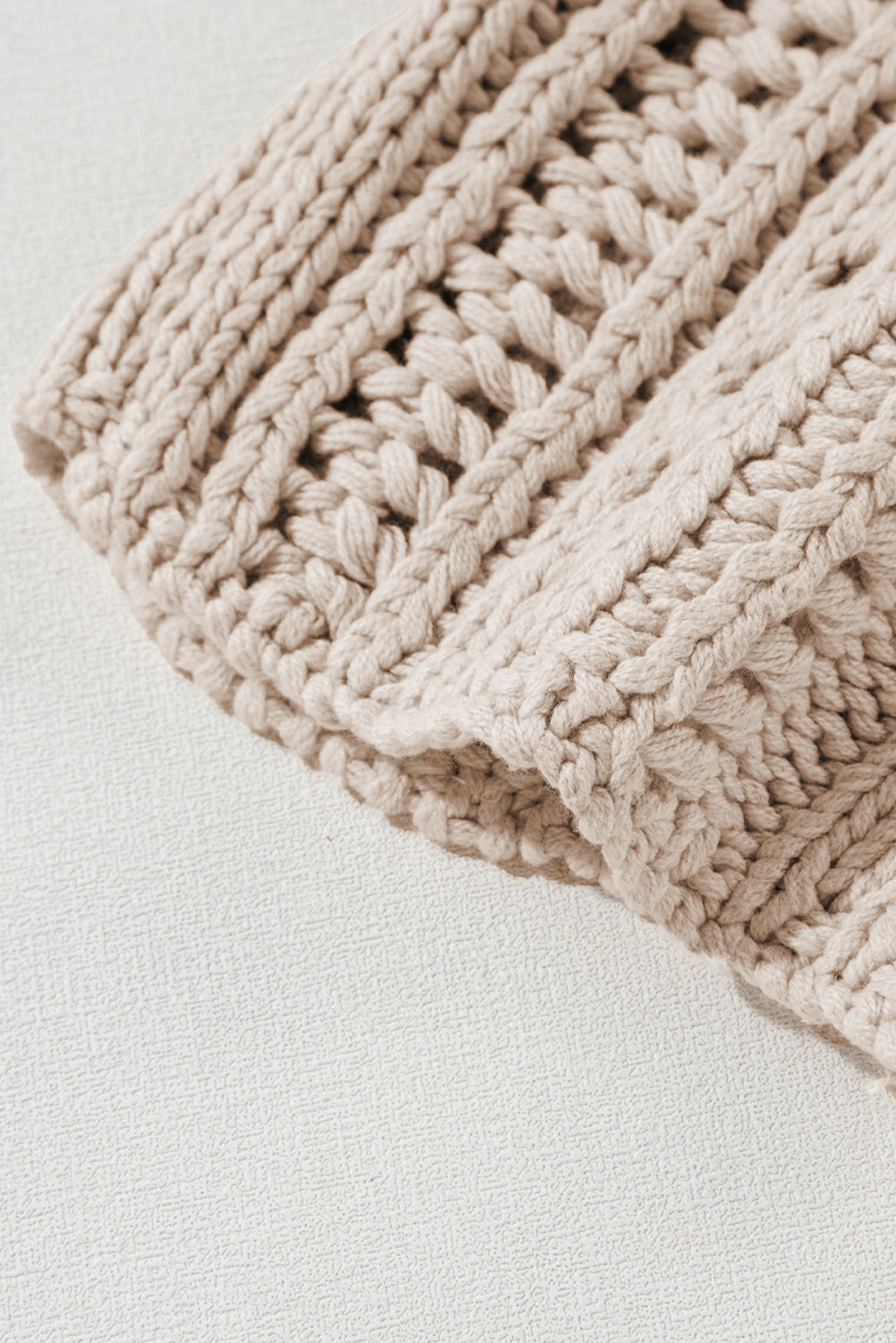Rauchgrauer kurzer Pullover mit Hohlsaum und Zopfmuster