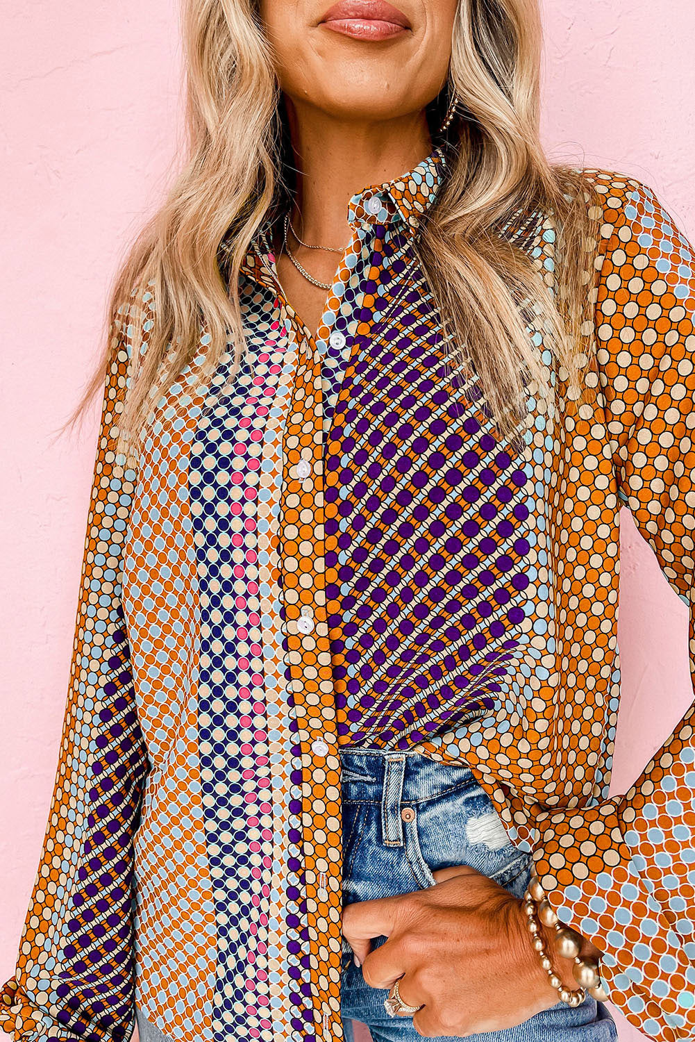 Braunes langärmliges Button-Down-Etuihemd mit Punktmuster