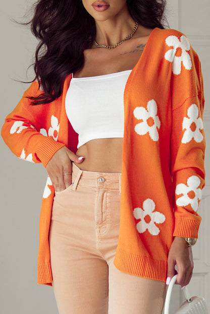Orangefarbener, lockerer Strickcardigan mit Blumenmuster und offener Vorderseite