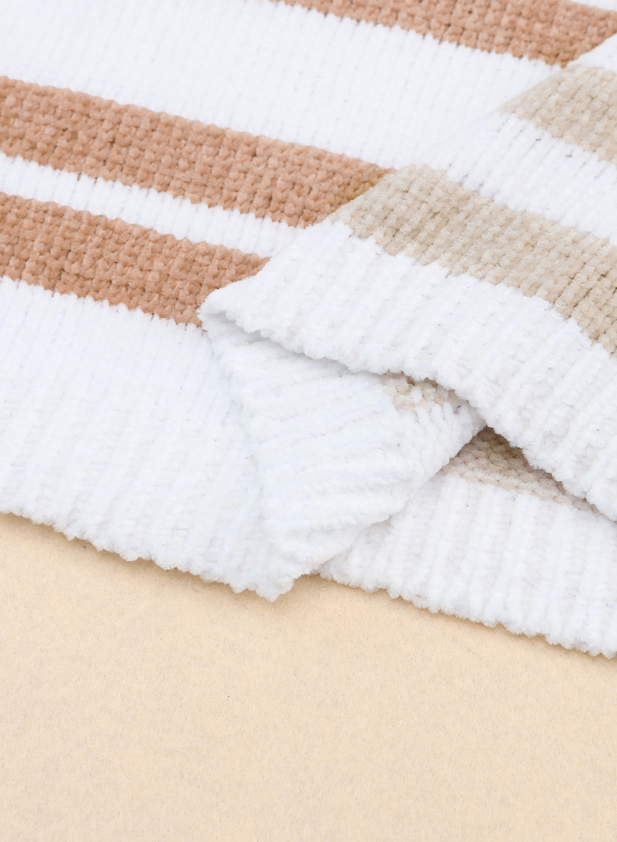 Lässiger Pullover mit Streifen und überschnittener Schulter