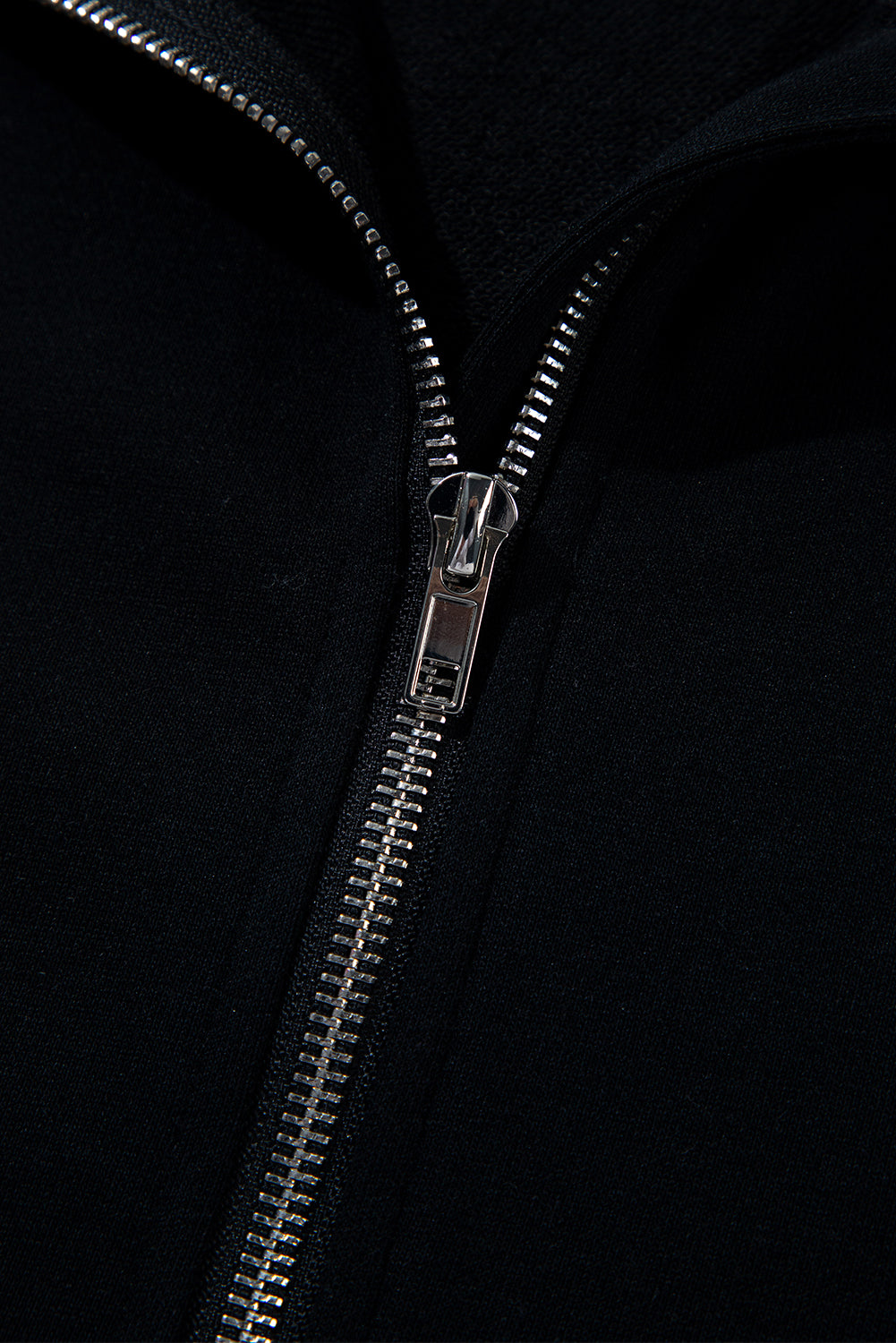 Schwarzer, kurzärmliger Hoodie mit halbem Reißverschluss und Kängurutasche