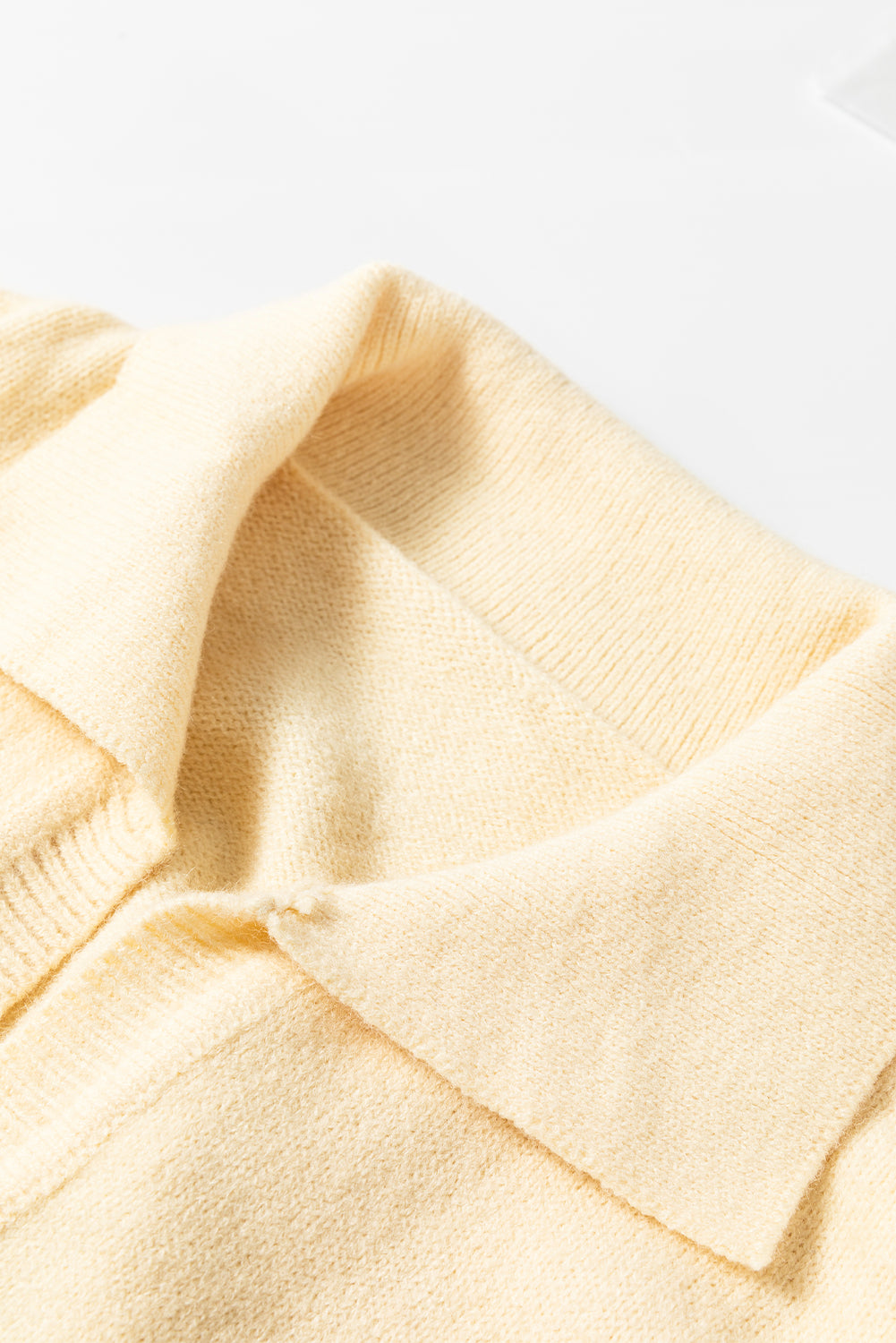 Schwarzer Pullover mit Colorblock-Streifen und V-Ausschnitt