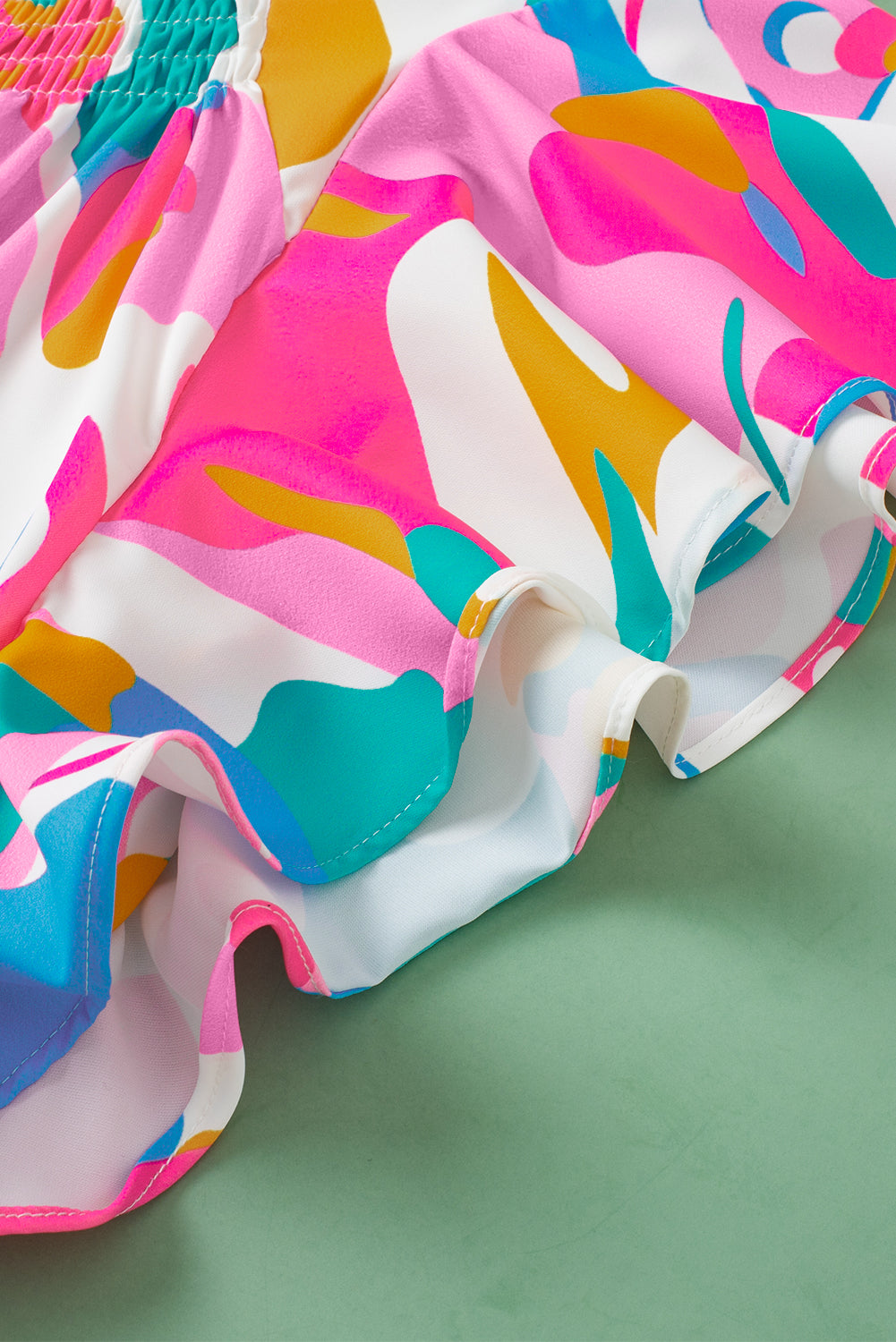 Mehrfarbige Bluse mit abstraktem Print, gekerbtem Ausschnitt und flatternden Ärmeln