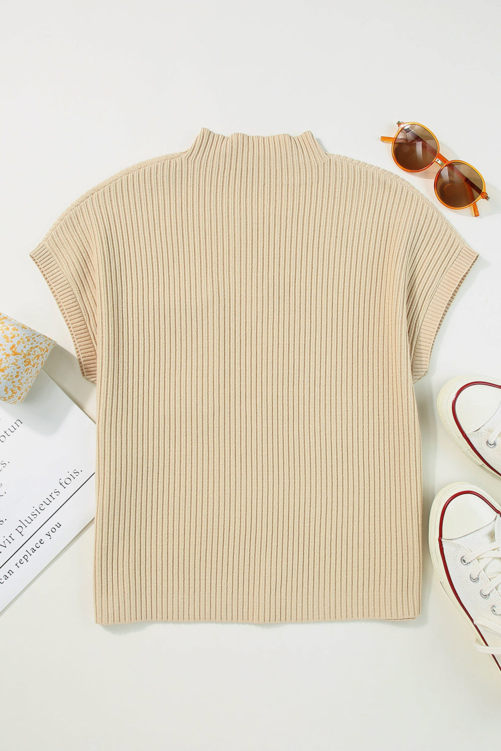 Haferflockenfarbener Rippstrickpullover mit aufgesetzten Taschen und kurzen Ärmeln