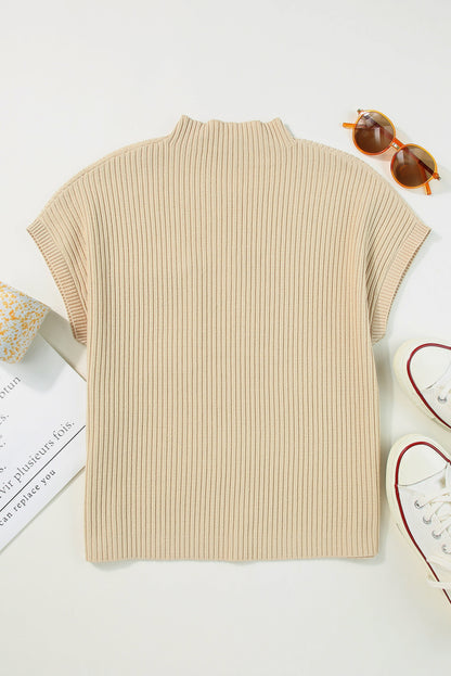 Haferflockenfarbener Rippstrickpullover mit aufgesetzten Taschen und kurzen Ärmeln