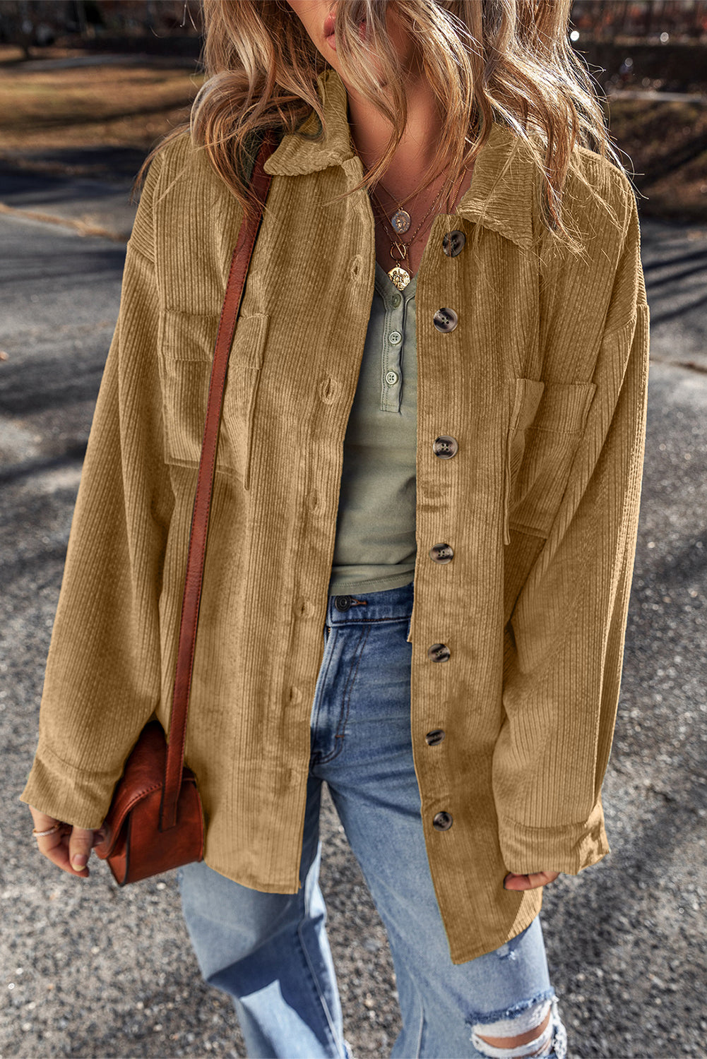Hellbeige Cord-Shacket mit aufgesetzten Taschen und Knopfleiste