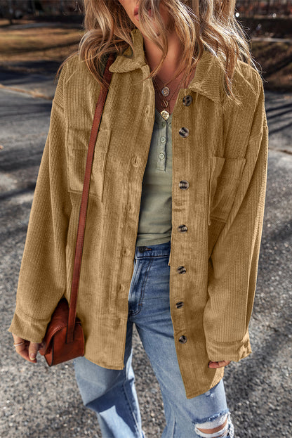 Hellbeige Cord-Shacket mit aufgesetzten Taschen und Knopfleiste