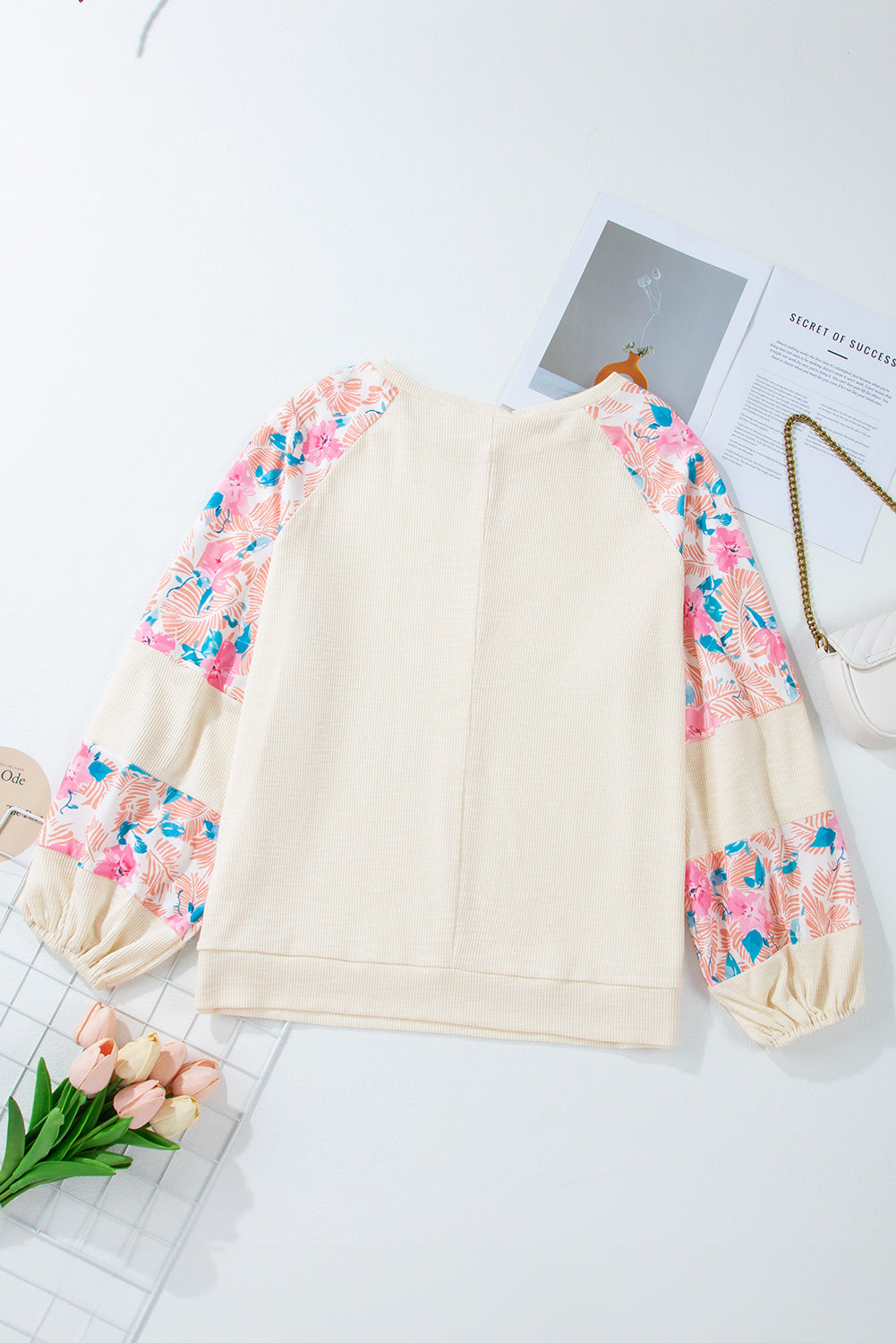 Apricot – Geripptes Oberteil mit Blumen-Patchwork und Puffärmeln in Übergröße