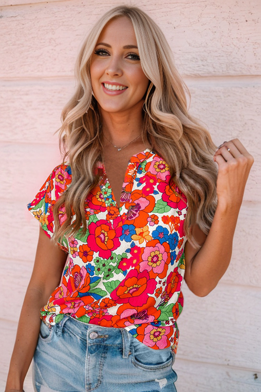 Feurig rotes Top mit Blumenmuster und Schlitz am Ausschnitt