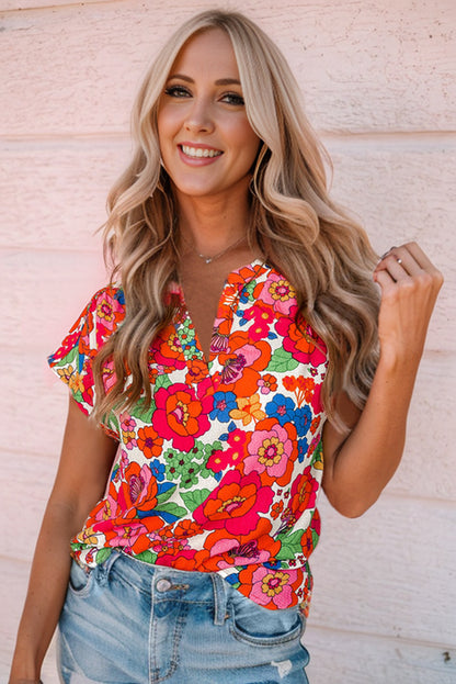 Feurig rotes Top mit Blumenmuster und Schlitz am Ausschnitt