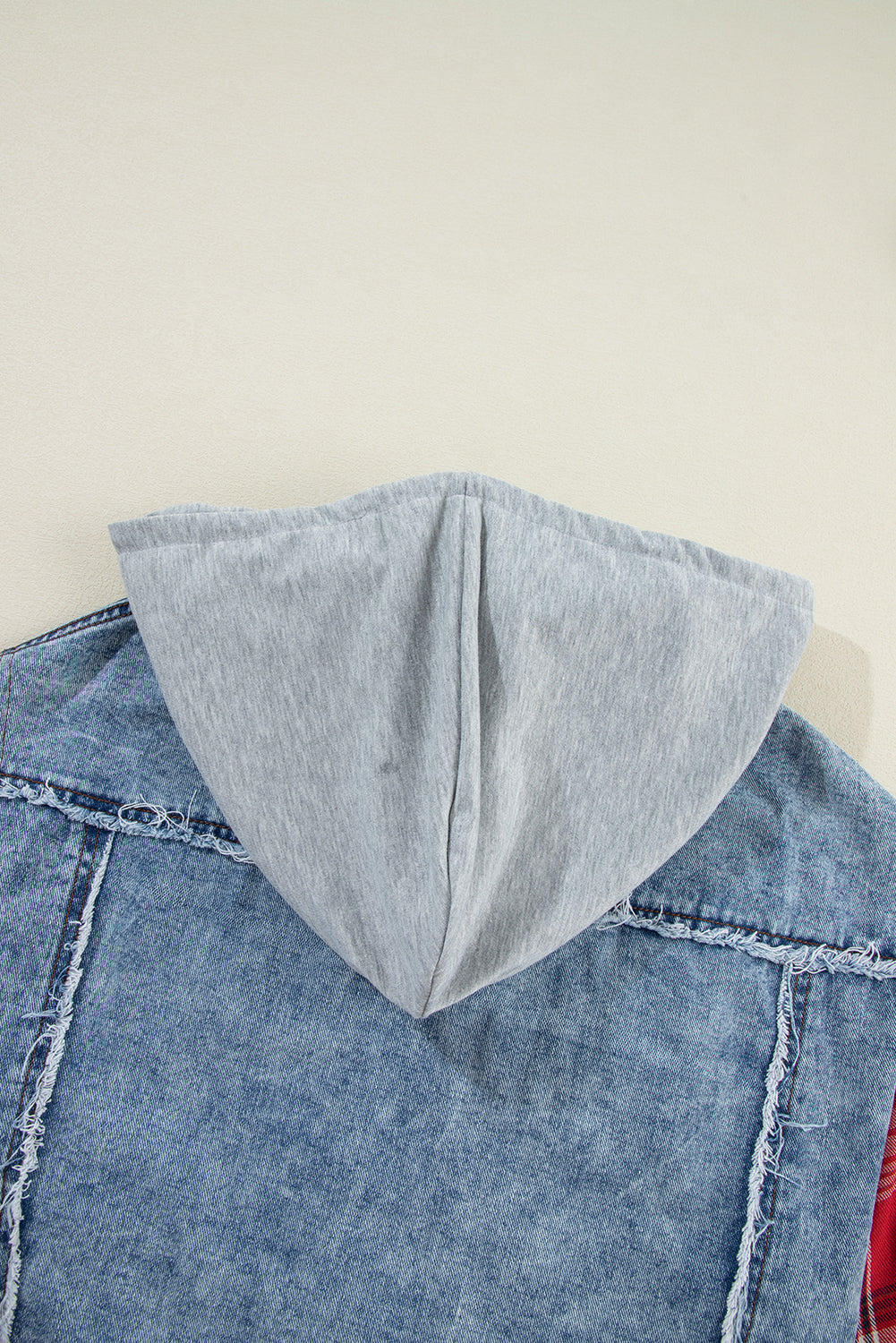 Beau Blue – Patchwork-Jeansjacke mit Kapuze und offenem Saum im Karomuster