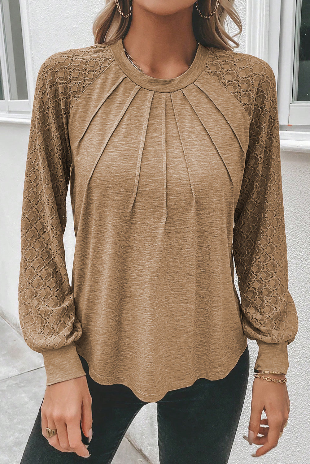 Helles französisches Beige, kontrastierendes Spitzentop mit Raglanärmeln und Rundhalsausschnitt