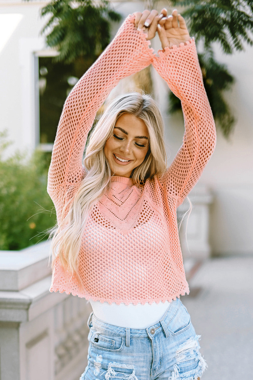 Rosa Strickpullover mit Glockenärmeln und Ösen
