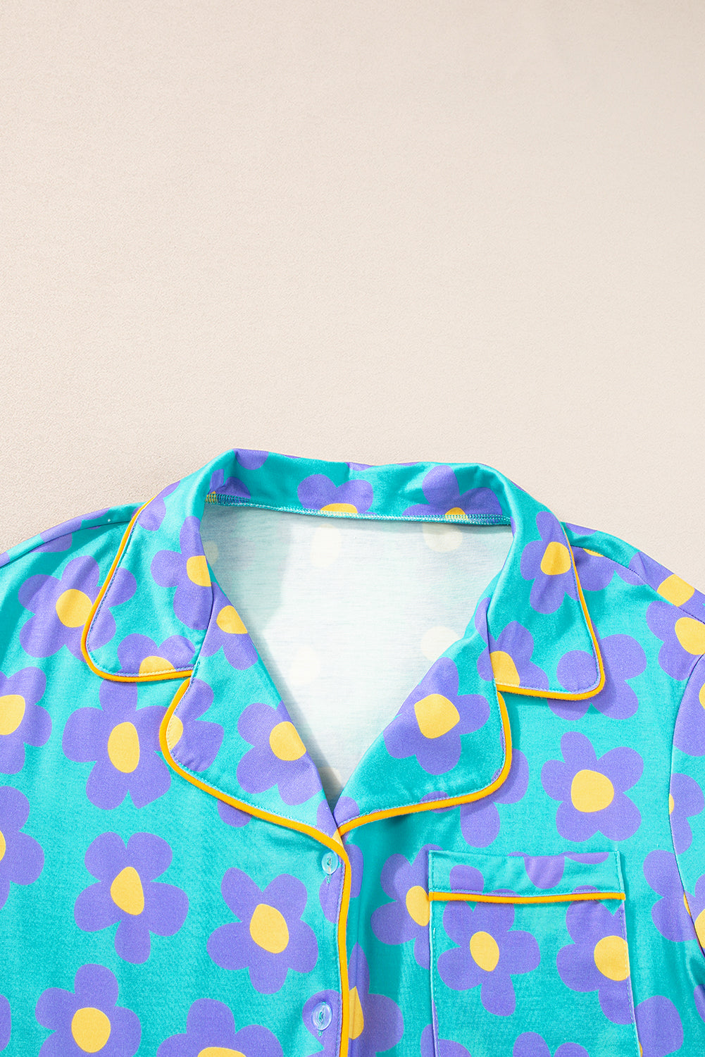 Grünes Pyjama-Set mit kurzärmligem Hemd und Blumenmuster