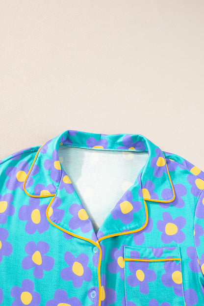 Grünes Pyjama-Set mit kurzärmligem Hemd und Blumenmuster