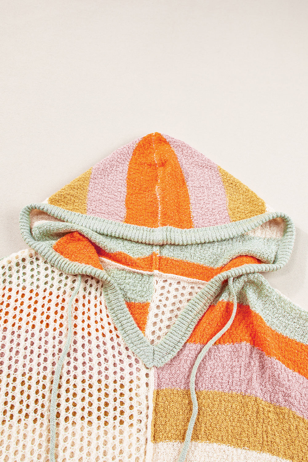 Beigefarbener Oversize-Kapuzenpullover mit Farbblockdesign und V-Ausschnitt