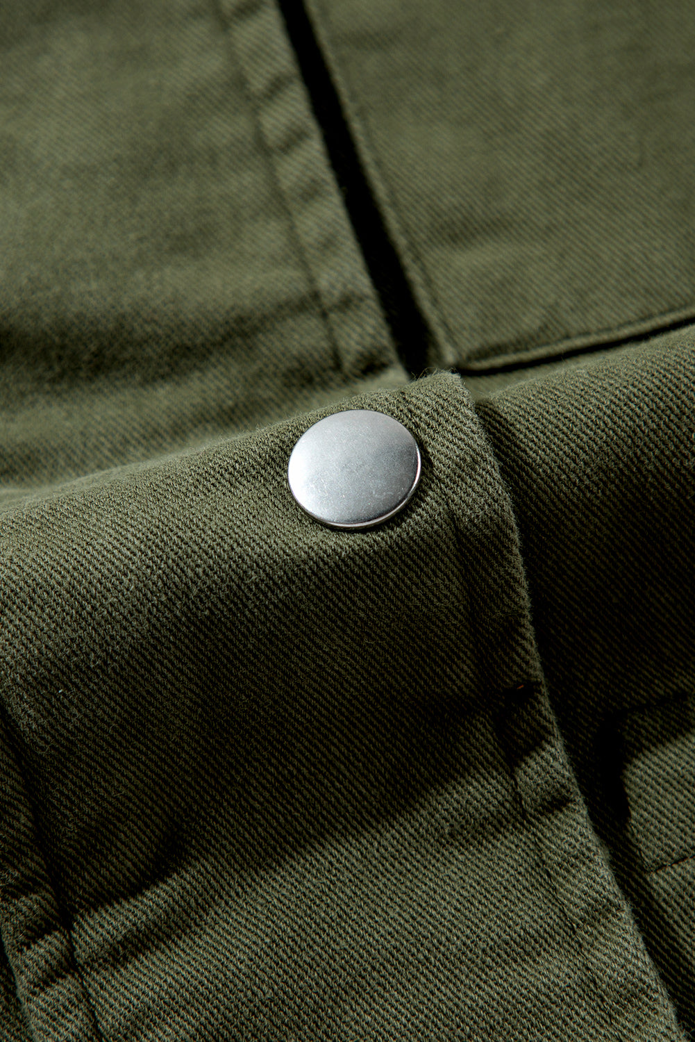 Moosgrüne Jacke mit Druckknopf-Reißverschluss und engem Taillenkragen