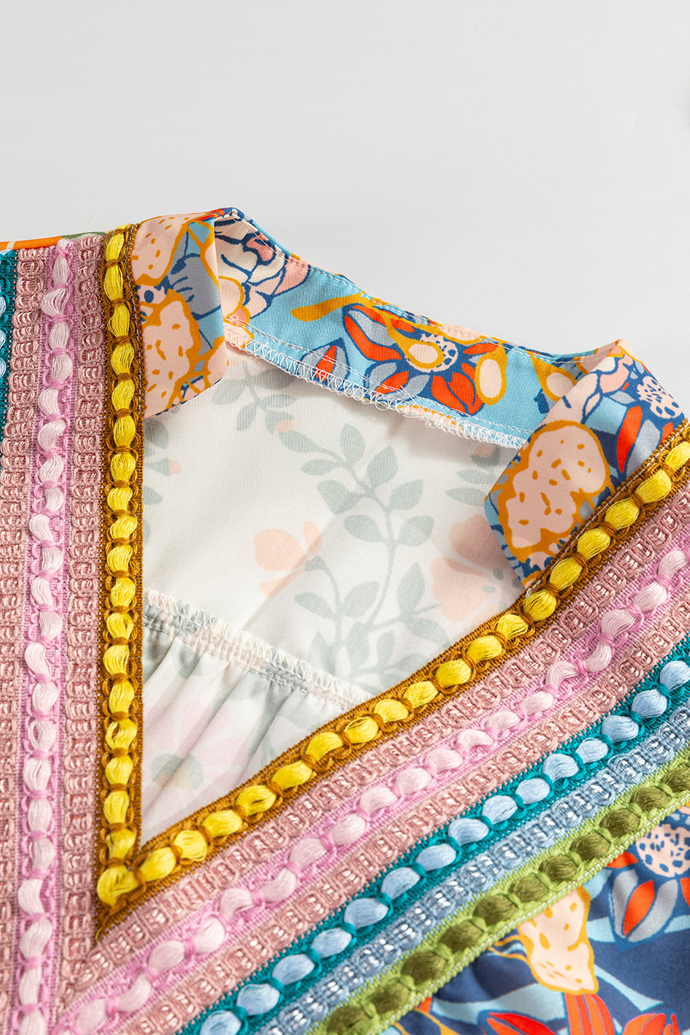 Mehrfarbiges, lockeres Minikleid mit Häkel-Patchwork und V-Ausschnitt im Boho-Stil