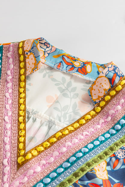 Mehrfarbiges, lockeres Minikleid mit Häkel-Patchwork und V-Ausschnitt im Boho-Stil