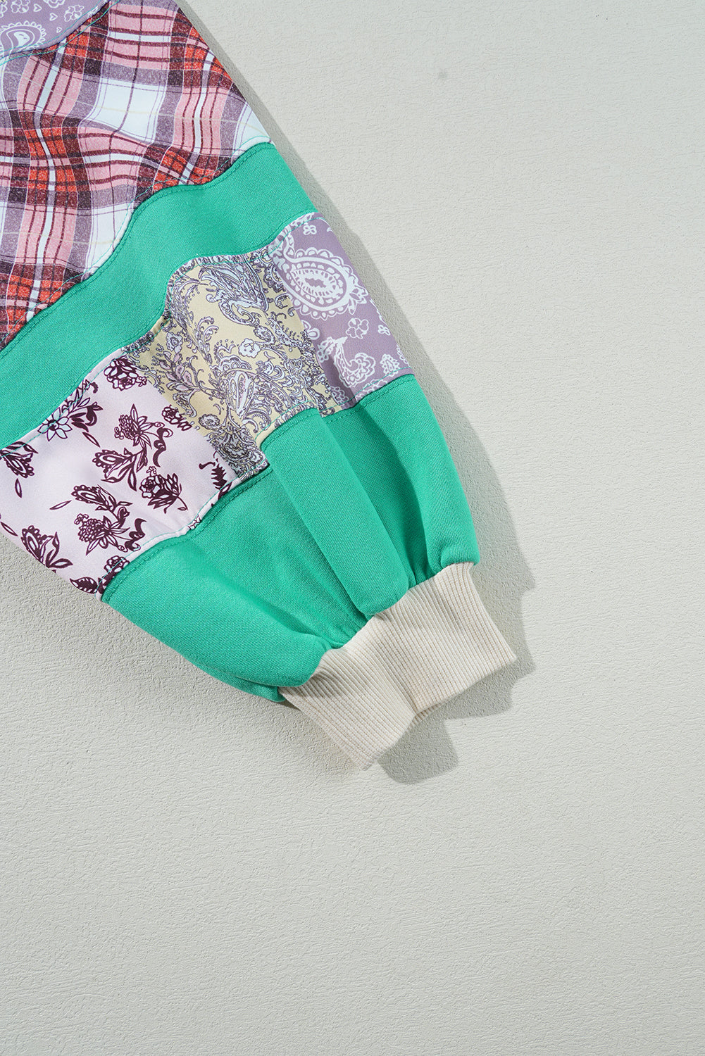 Himmelblaues Sweatshirt mit Raglanärmeln und kariertem Blumenmuster in Übergröße