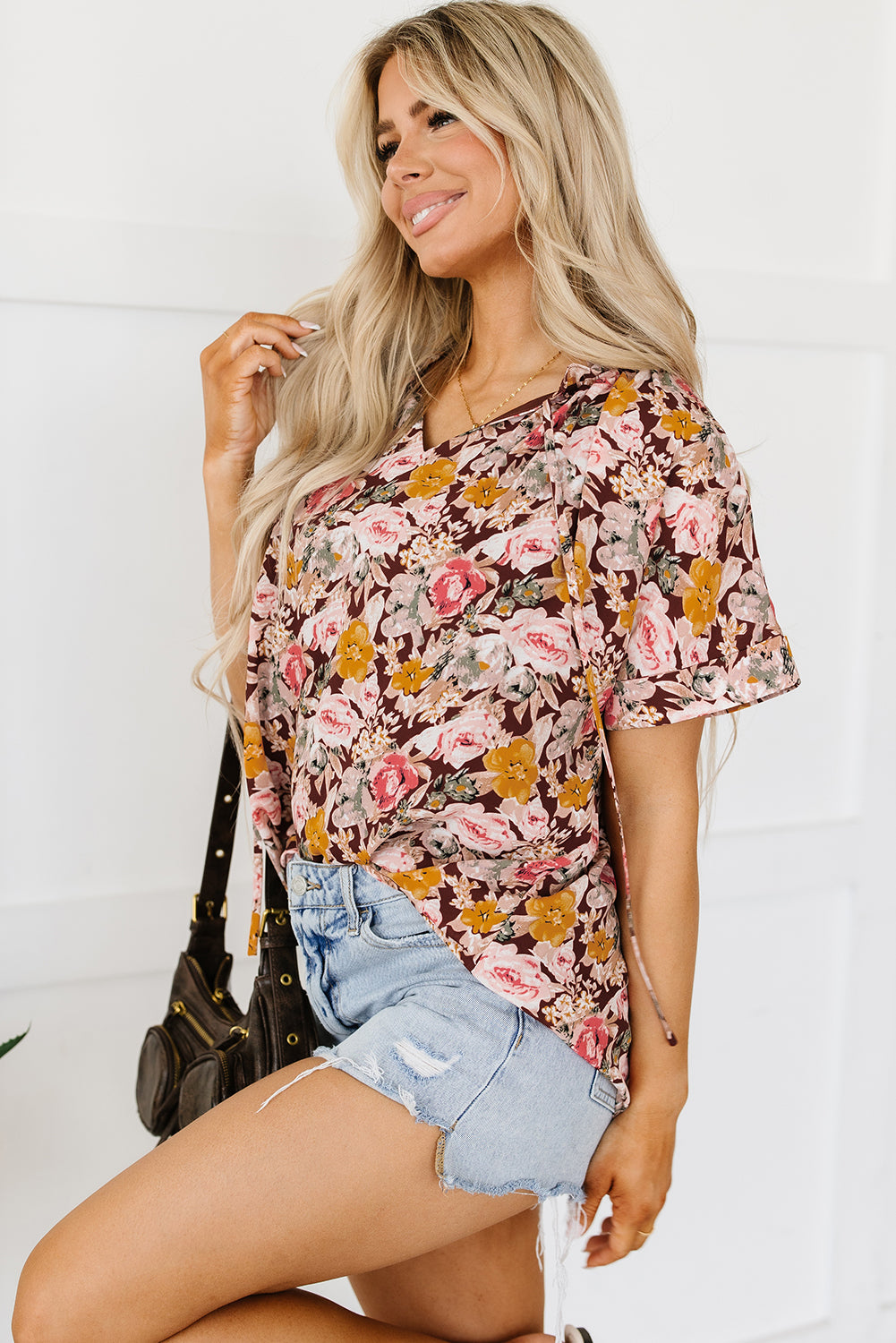 Rosa Bluse mit Blumenmuster und Ballonsaum und Schlitz am Ausschnitt