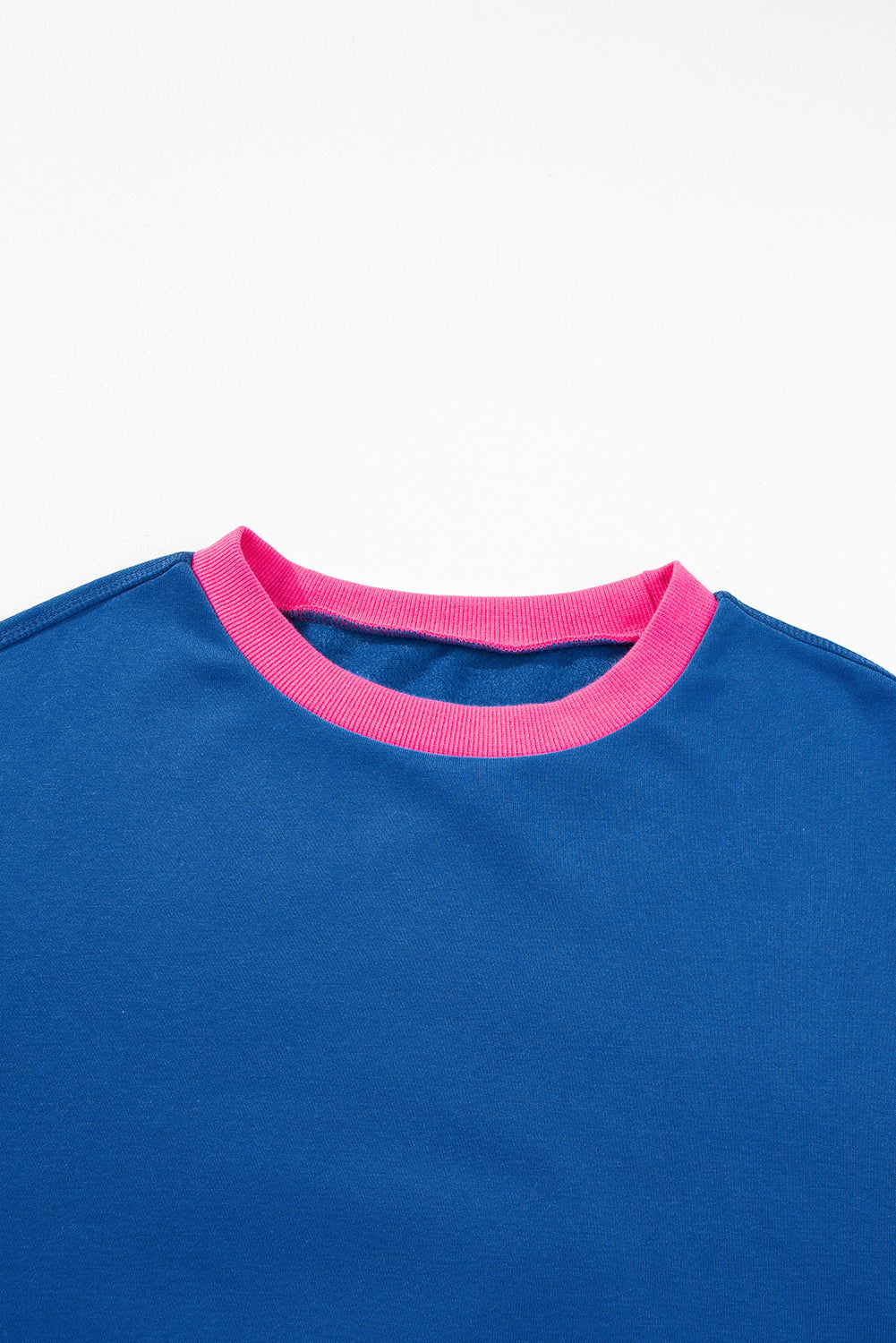 Blaues Sweatshirt mit Farbblock-Muster und Puffärmeln