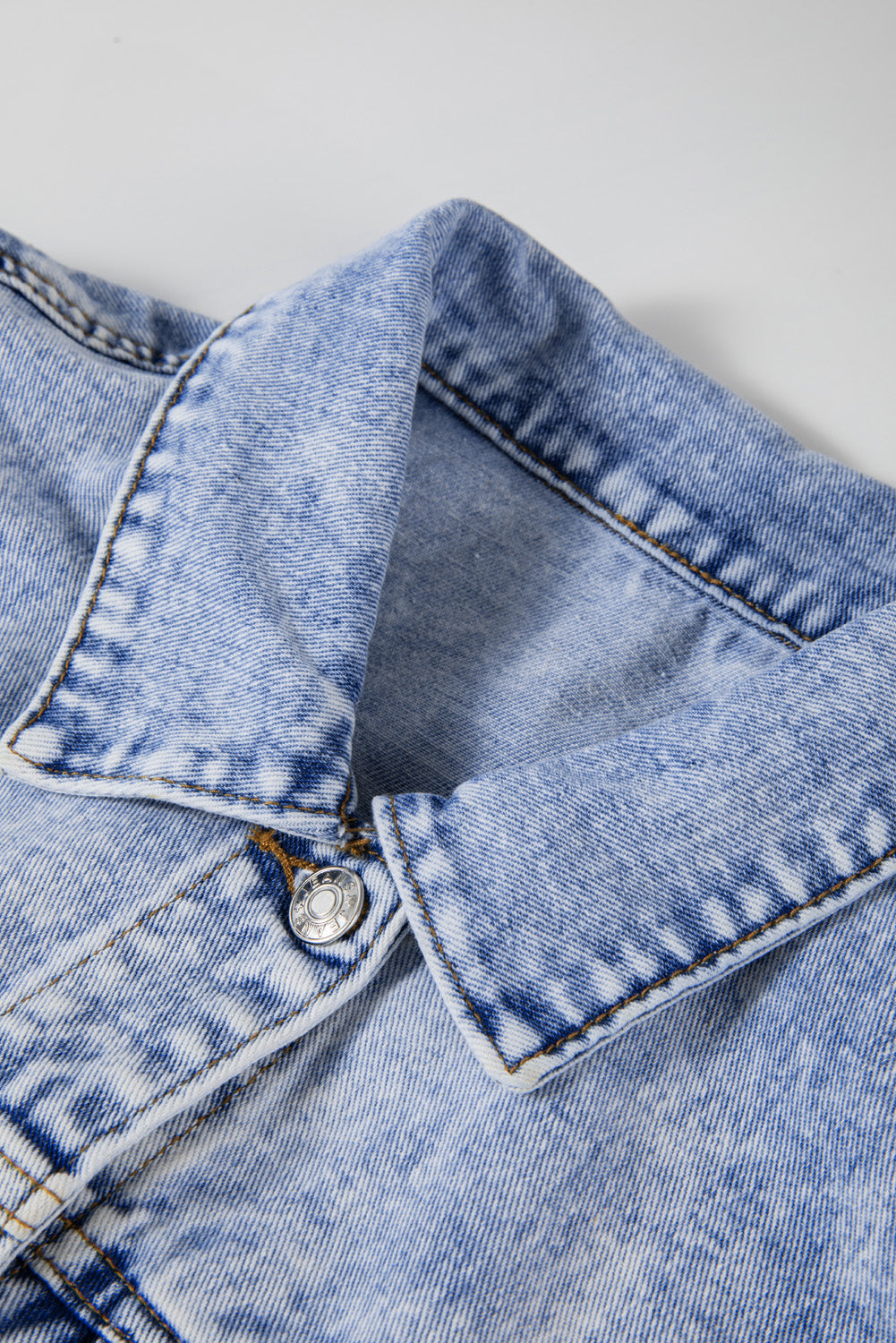 Beau Blue – Jeansjacke mit verwaschenen Pattentaschen im Vintage-Stil