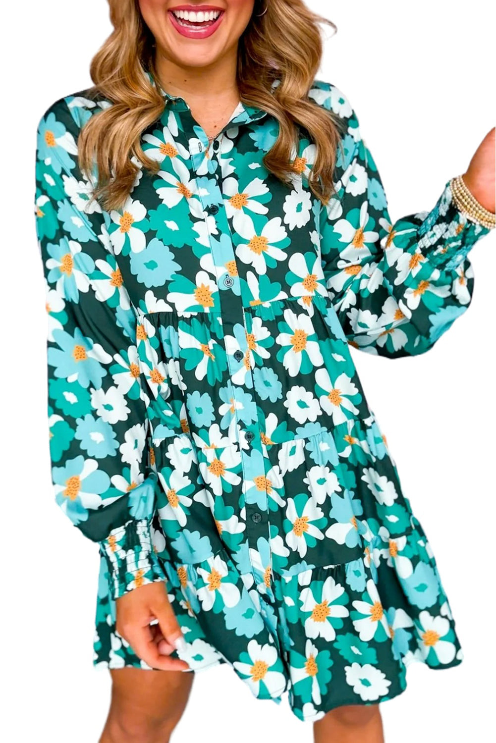 Grünes, gestuftes Hemdkleid mit langen Puffärmeln und Blumenmuster