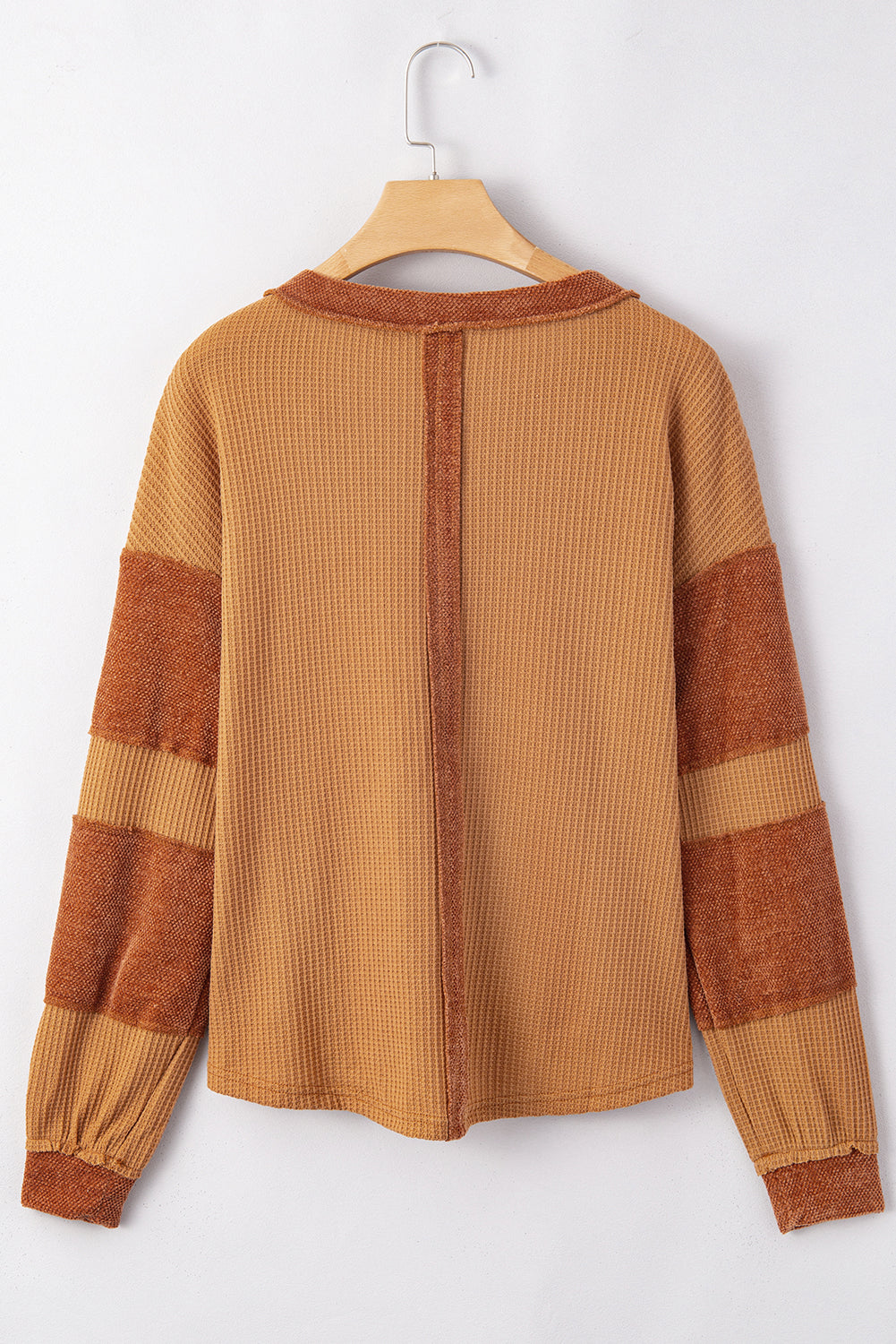 Orangefarbenes Henley-Oberteil aus Waffelstrick mit kontrastierenden Flicken und sichtbaren Nähten