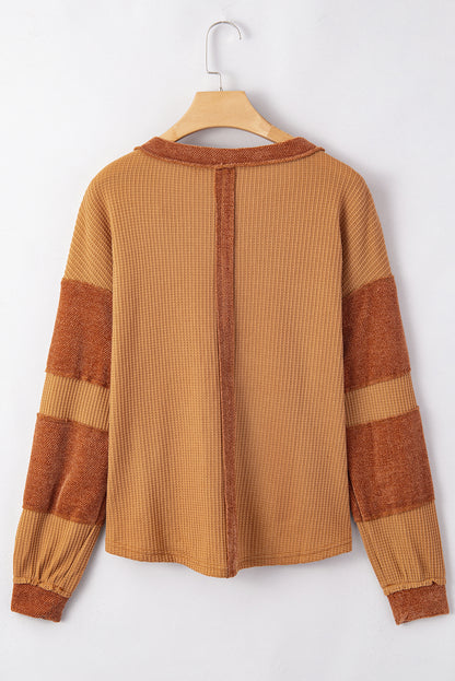 Orangefarbenes Henley-Oberteil aus Waffelstrick mit kontrastierenden Flicken und sichtbaren Nähten