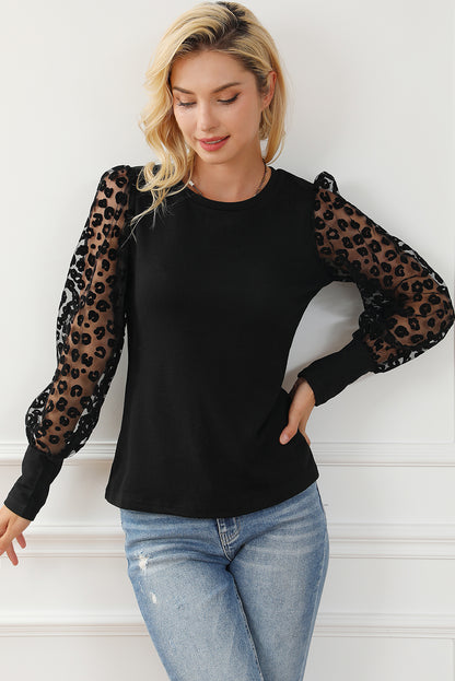 Schwarzes Slim Fit-Top mit Leopardenmuster und Puffärmeln im Patchwork-Stil aus Netzstoff