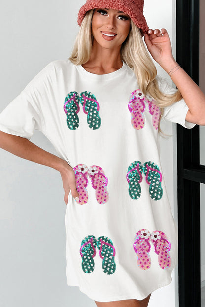 Weißes T-Shirt mit Pailletten-Flip-Flops und Grafik