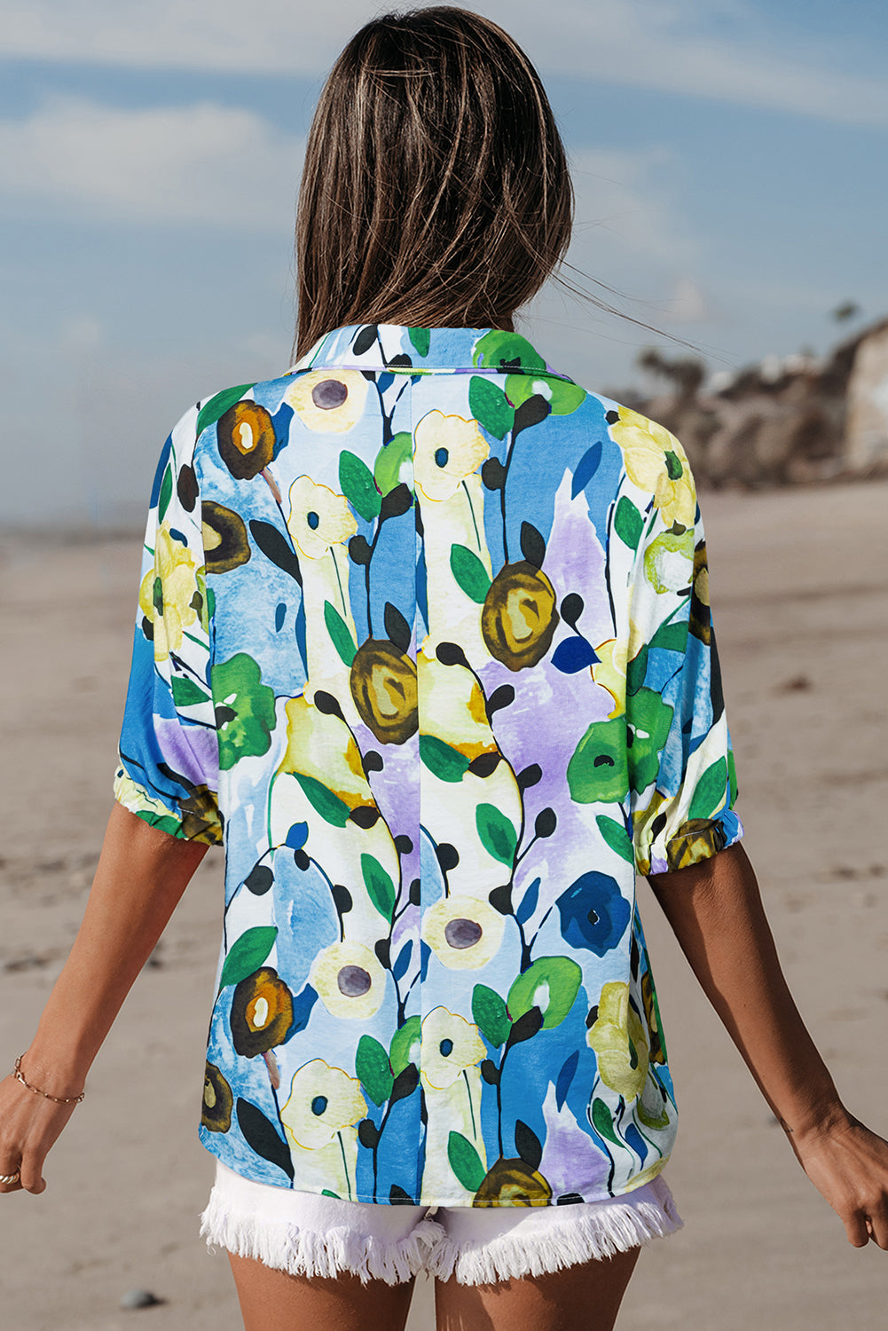 Hellblaue Bluse mit Blumenmuster und Schlitz und V-Ausschnitt, kurzärmlig