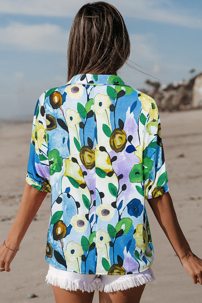 Hellblaue Bluse mit Blumenmuster und Schlitz und V-Ausschnitt, kurzärmlig