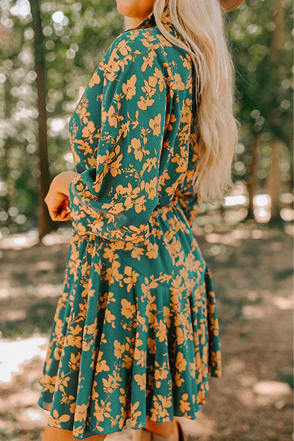 Grünes, fließendes, kurzes Tunika-Kleid mit Blumenmuster und Kordelzug