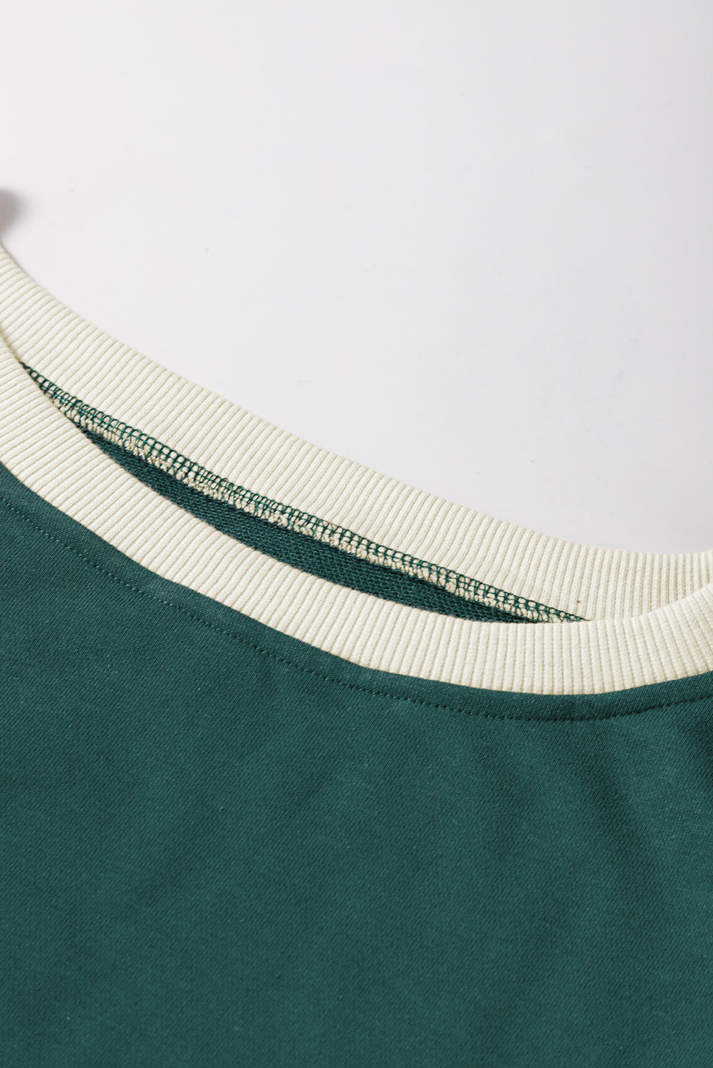 Evergreen Set mit lockerem Pullover in Kontrastfarbe und Skort mit Schnürung in der Taille